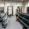 ホームセンターのダンベル、筋トレ器具売り場で物色してる男性