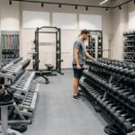 ホームセンターのダンベル、筋トレ器具売り場で物色してる男性