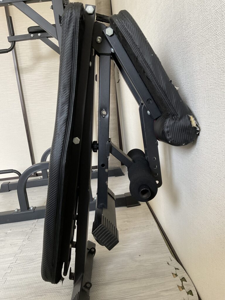 コンパクトに折りたたんで自立させたFLYBIRDトレーニングベンチの側面。省スペースで収納できる構造。