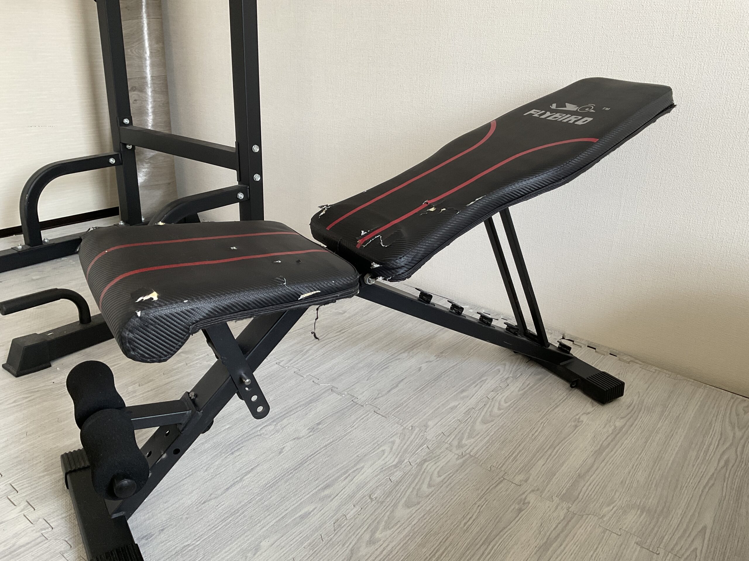 インクライン(斜め)の角度に背もたれを調整したFLYBIRDトレーニングベンチの側面。