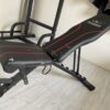 インクライン状態にしたFLYBIRD（フライバード）のトレーニングベンチ全体像。シート表面に複数の破れや傷がある状態。
