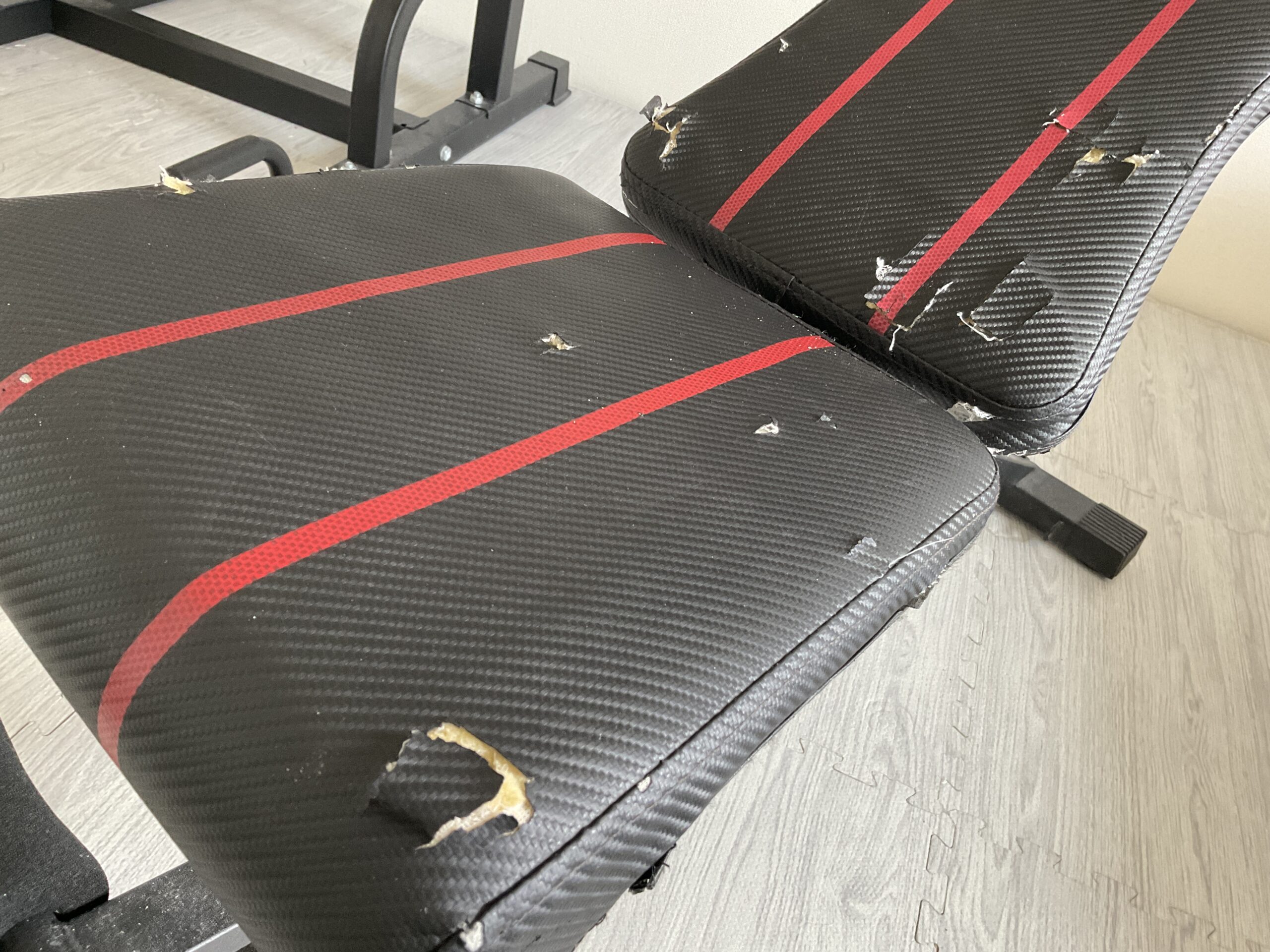 FLYBIRDトレーニングベンチの座面と背もたれの接合部アップ。シートの合成皮革の破れや経年劣化によるダメージの詳細。