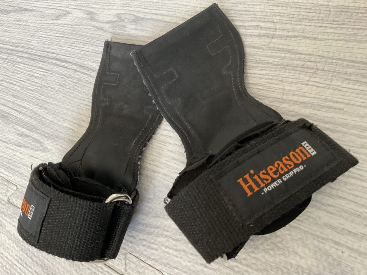 Hiseasonのパワーグリップ左右が床に置かれてる画像
