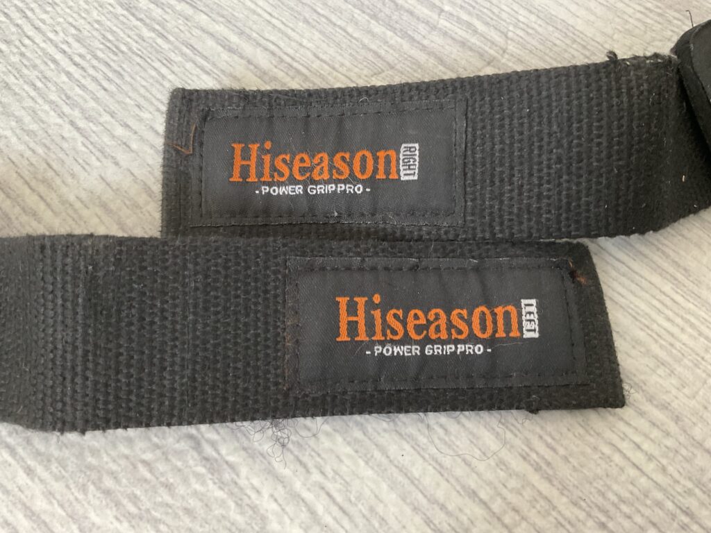 Hiseason（ハイシーズン）パワーグリッププロのリストストラップ部分のロゴ。左右（RIGHT/LEFT）の表記あり