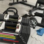 管理人のホームジム器具セット。可変式ダンベル、ベンチ台、懸垂マシン