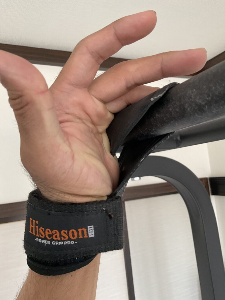 Hiseason（ハイシーズン）パワーグリップの使い方。懸垂（チンニング）バーにベロを巻き付けてセットしている様子