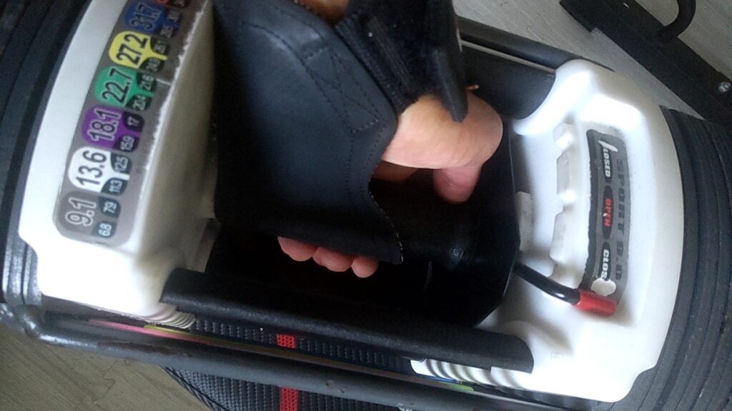 パワーグリップを付けて可変式ダンベルをつかんでる画像
