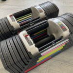 斜め上から撮影したTOPFILMブロック式可変式ダンベルのペア画像。色分けされた重量調整バーと、無骨なデザインの全体像。