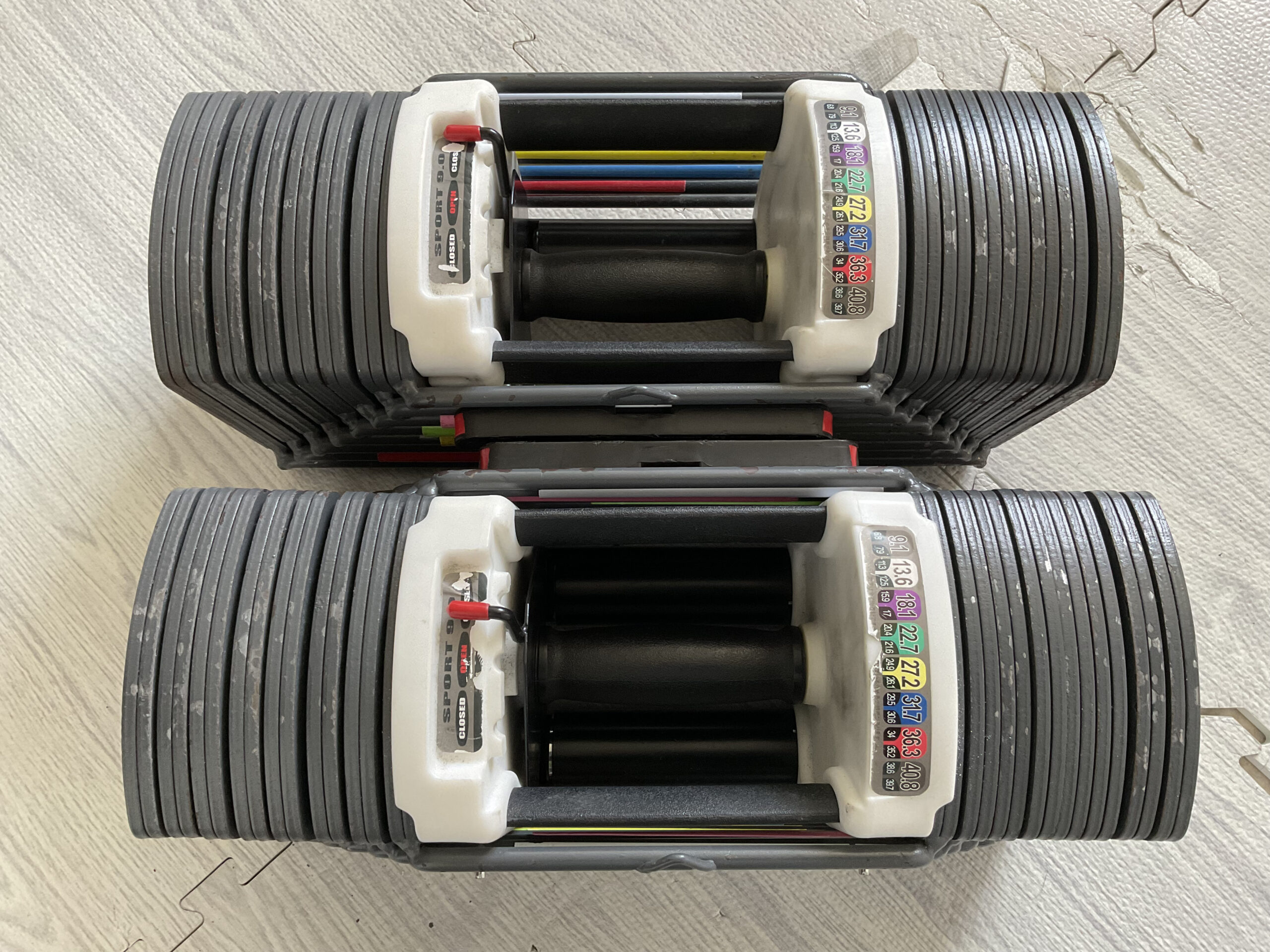 真上から見たTOPFILMブロック式可変式ダンベル（SPORT 9.0）の2個セット。ペアで床に並べた際のサイズ感やブロック構造。