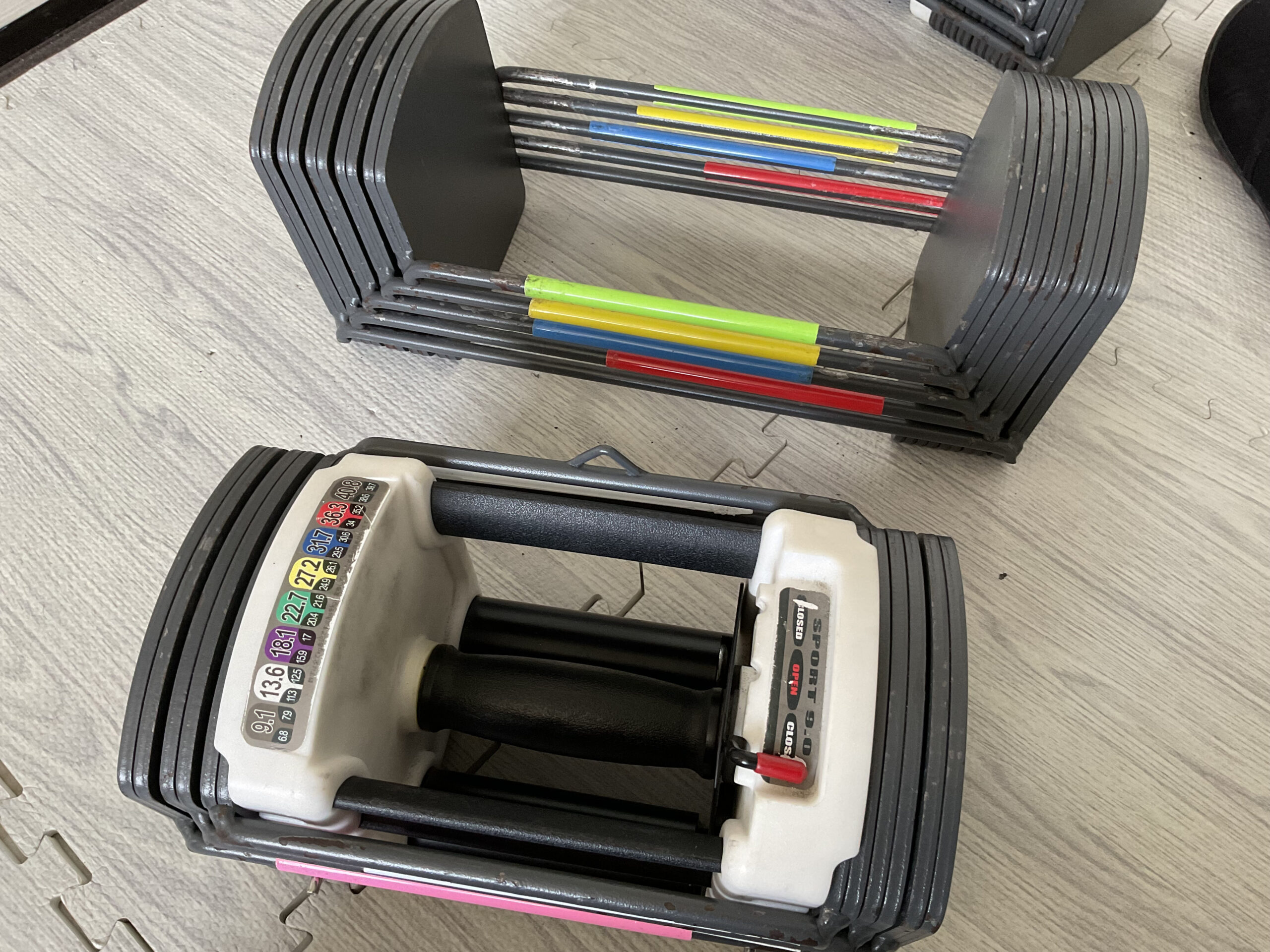 TOPFILMのブロック式可変式ダンベル（SPORT 9.0）の全体画像。重量調整用のカラフルなバーが特徴的な2個セット。