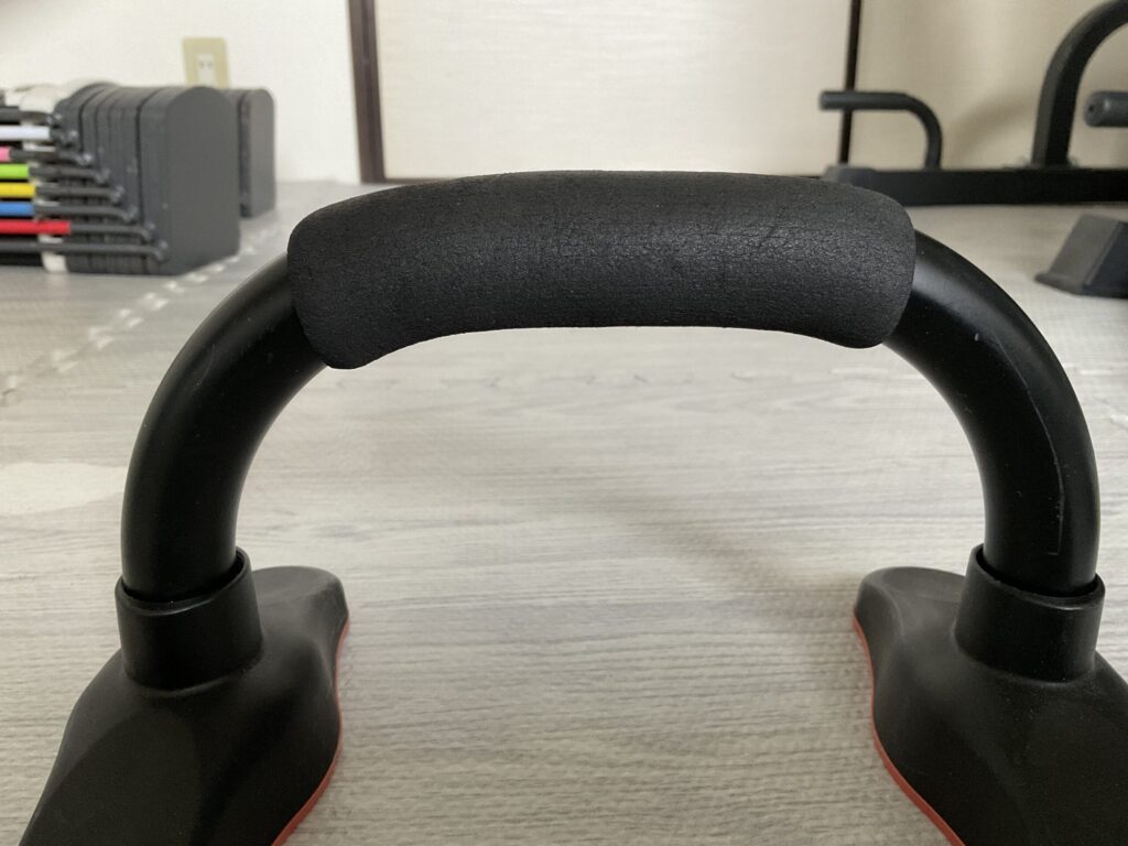 WinLineプッシュアップバーを正面から見た画像。握りやすいアーチ状の黒いスポンジグリップ部分。