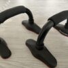 WinLine（ウィンライン）のプッシュアップバー2個セットの全体画像。黒のフレームと土台の赤いラインが特徴的なデザイン。