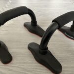 WinLine（ウィンライン）のプッシュアップバー2個セットの全体画像。黒のフレームと土台の赤いラインが特徴的なデザイン。
