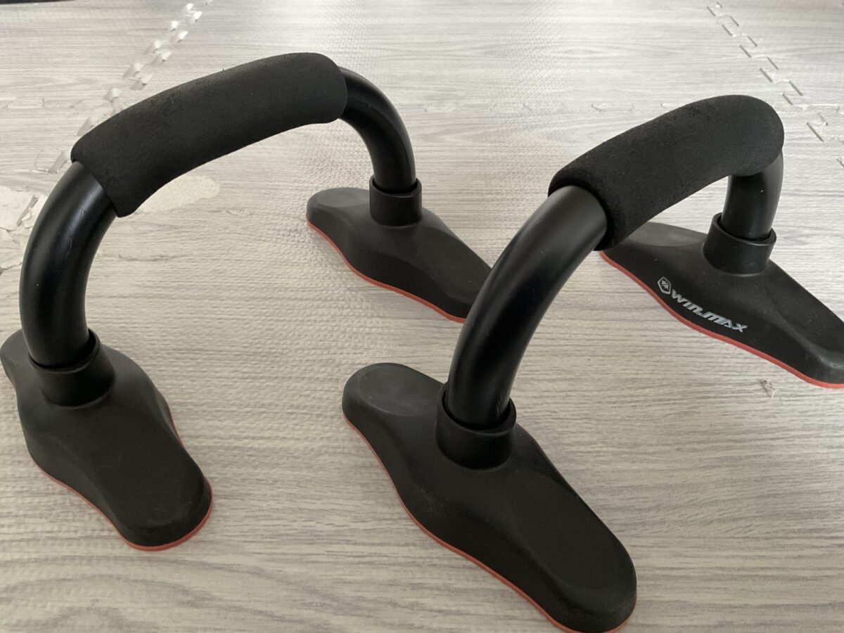 WinLine(ウィンライン)のプッシュアップバー2個セットの全体画像。黒のフレームと土台の赤いラインが特徴的なデザイン。