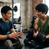 ダンベルの評価を語り合う男性二人