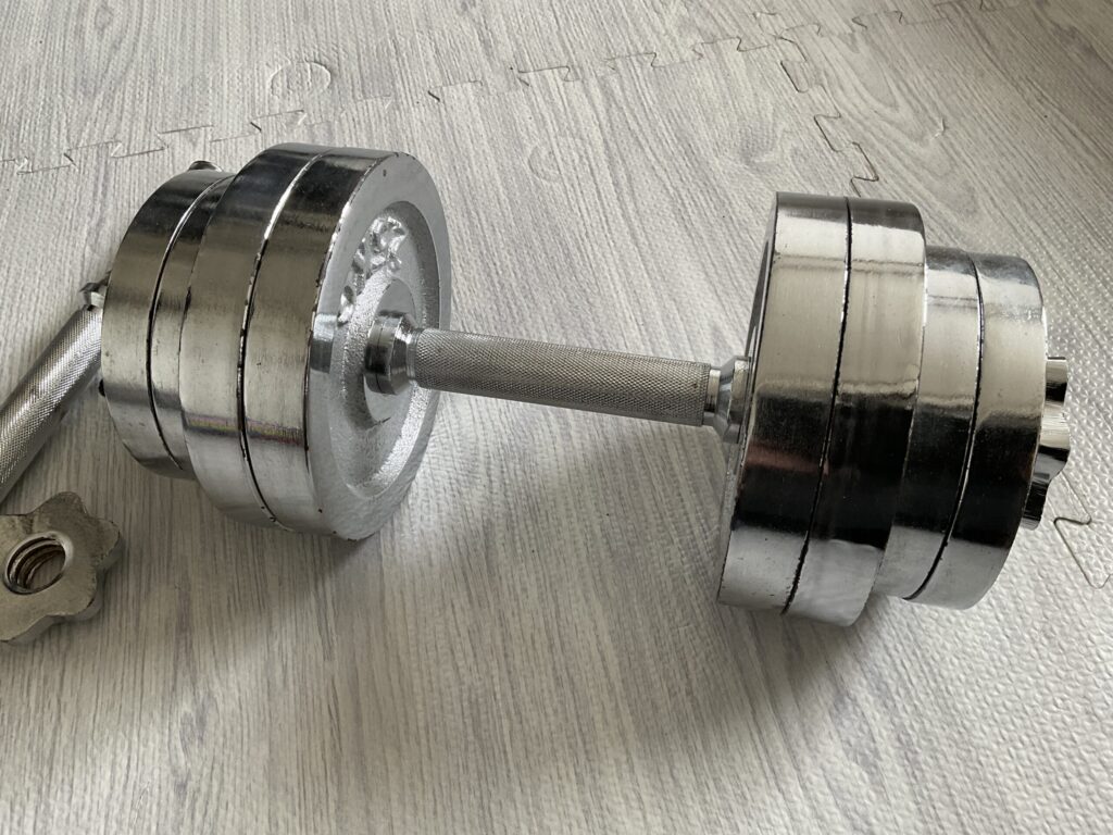 多くのプレートを装着して重量を重くした状態の山善可変式クロムダンベル。高重量トレーニングに対応。