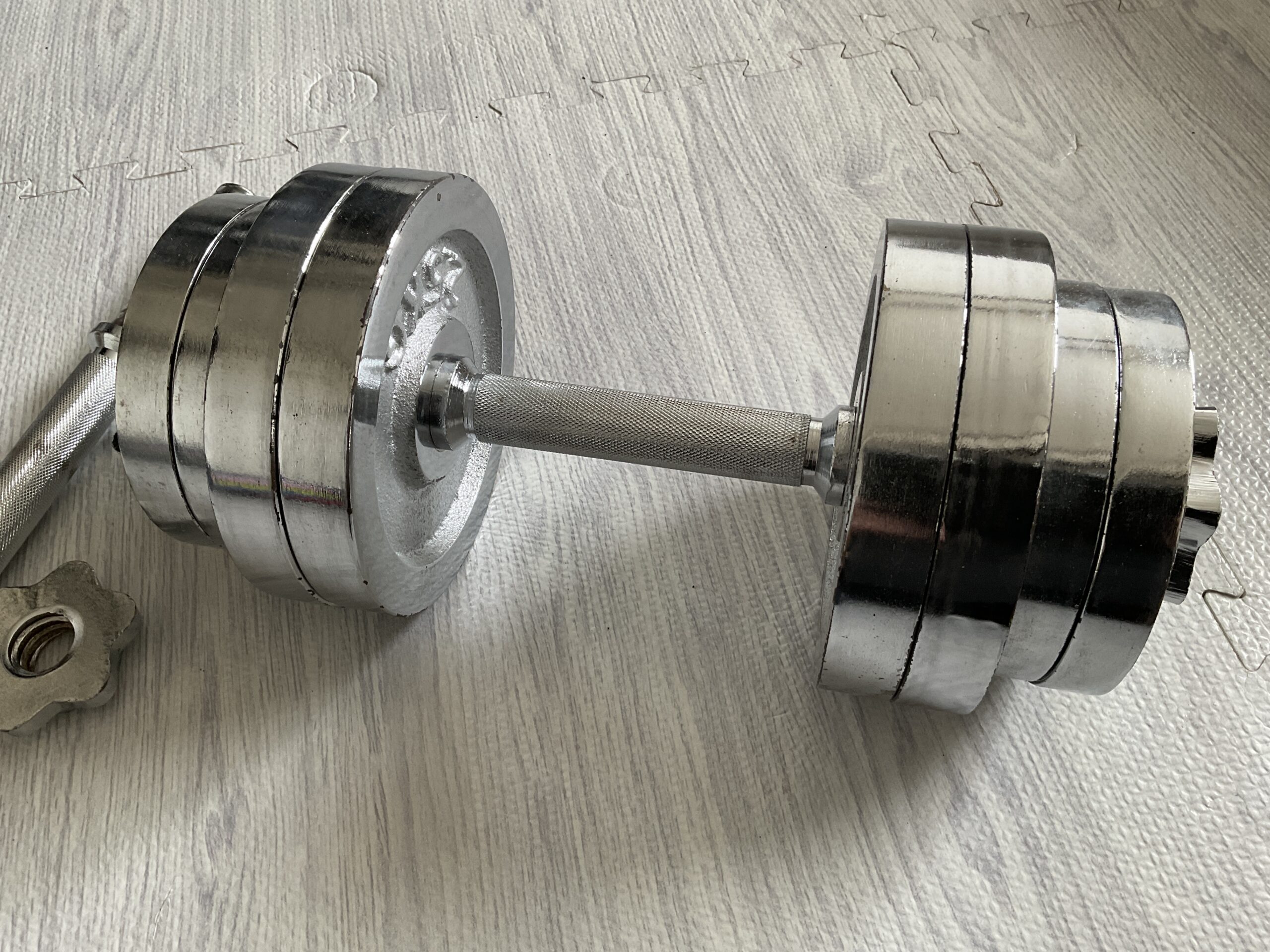 多くのプレートを装着して重量を重くした状態の山善可変式クロムダンベル。高重量トレーニングに対応。