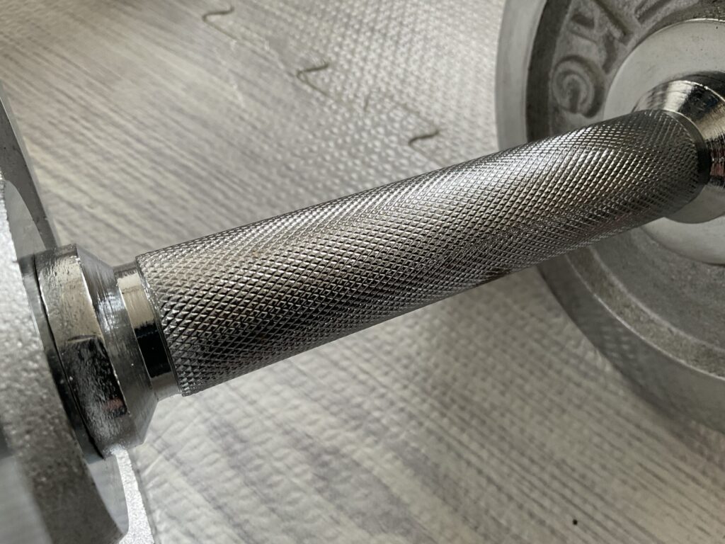 山善のクロムダンベルのシャフト部分のアップ。滑り止めのローレット加工が施されたメタルグリップ。