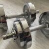 木目調の床に並べられた山善の可変式クロムダンベル2本セットの全体画像。ホームジムでの筋トレに最適。